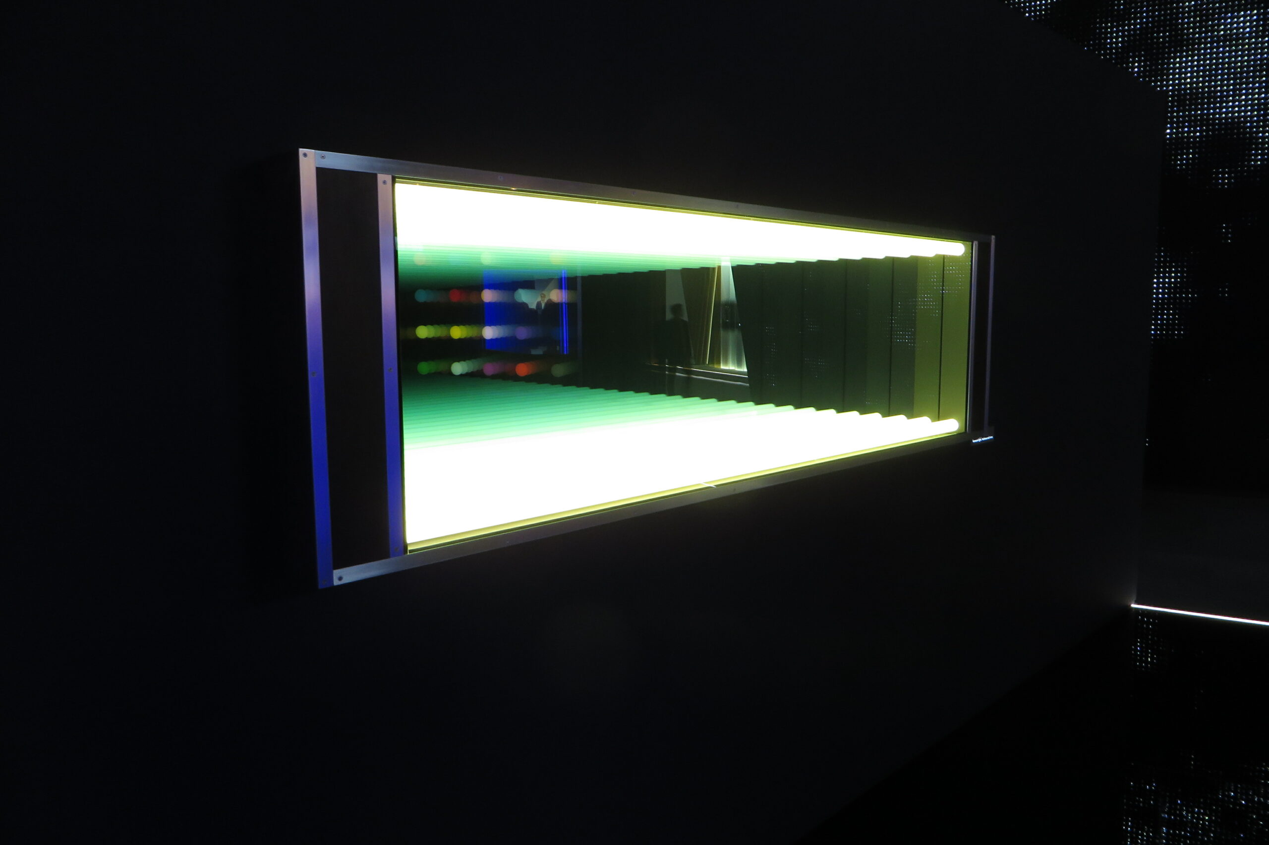 Movado-Watches-Booth-Baselworld-exhibition-window-backwall-light-kinetics-Design